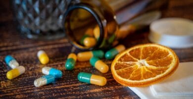 Cápsulas de zinc y rodajas de naranja sobre una mesa. La naturaleza del zinc